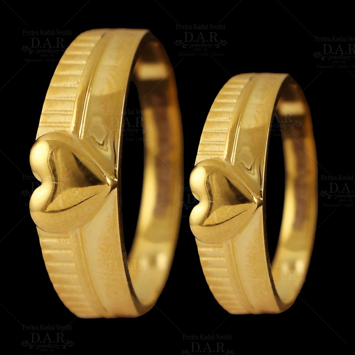 Buy quality 22 carat gold classic couple rings RH-CR811 in Ahmedabad